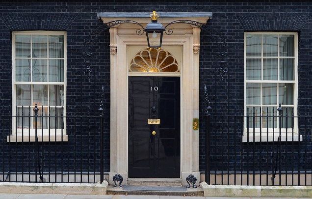 “做秀”还是真“愤怒”？英国首相就格陵兰岛硬刚特朗普